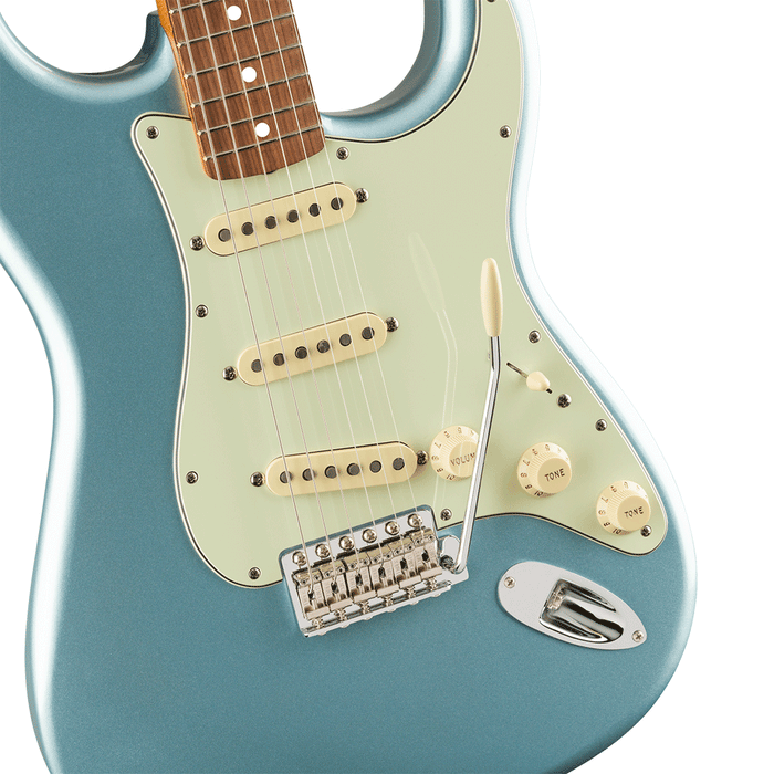 Guitarra Eléctrica Fender Vintera 60s Stratocaster con mástil de Pau Ferro- Ice Blue Metallic