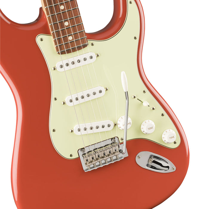 Guitarra Eléctrica Fender Limited Edition Player Stratocaster con mástil Pau Ferro - Fiesta Red